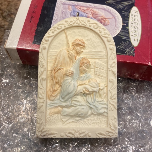 Vintage 1993 Hallmark Keepsake Hanging Ornament “He Is Born” w/ Box Ex Condition - Picture 2 of 8
